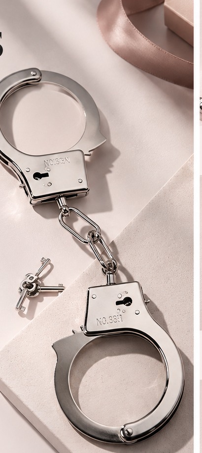 Menottes Classic Innocente en métal avec chaîne centrale et clés