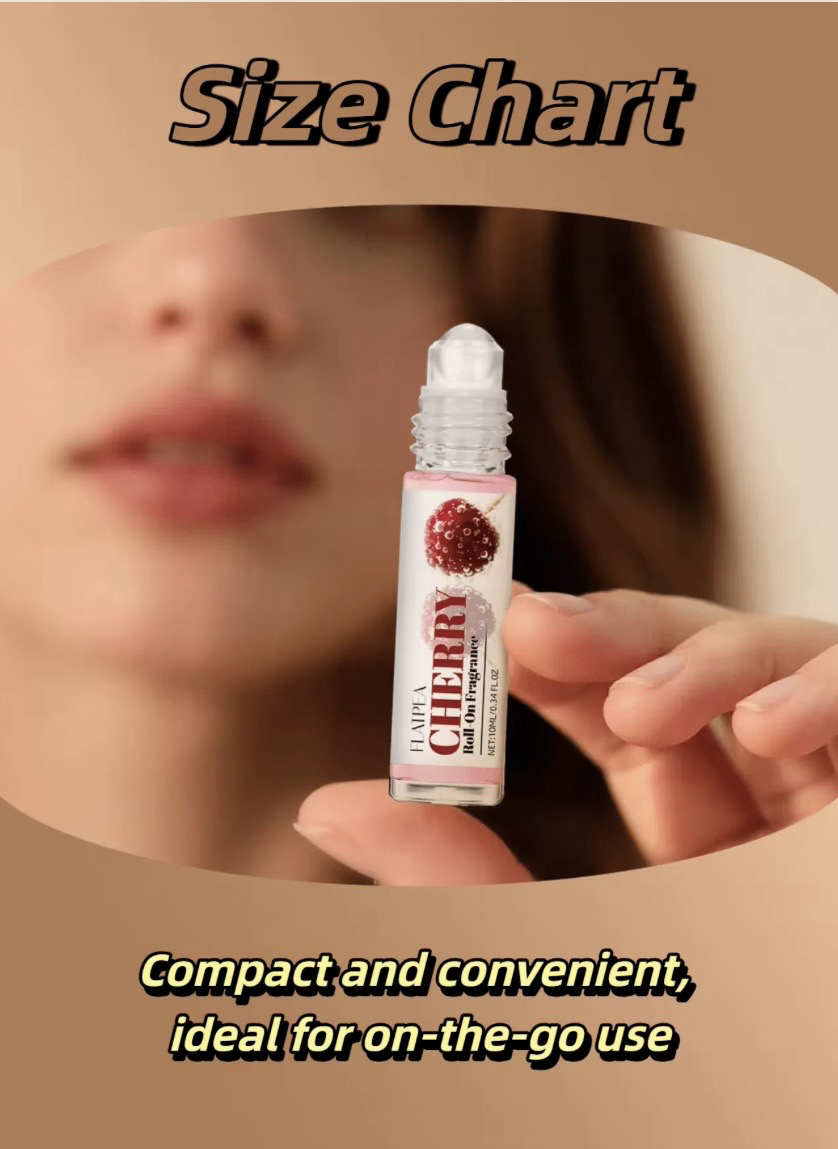 Parfum roll-on Cerise 10 ml tenu à la main, format nomade
